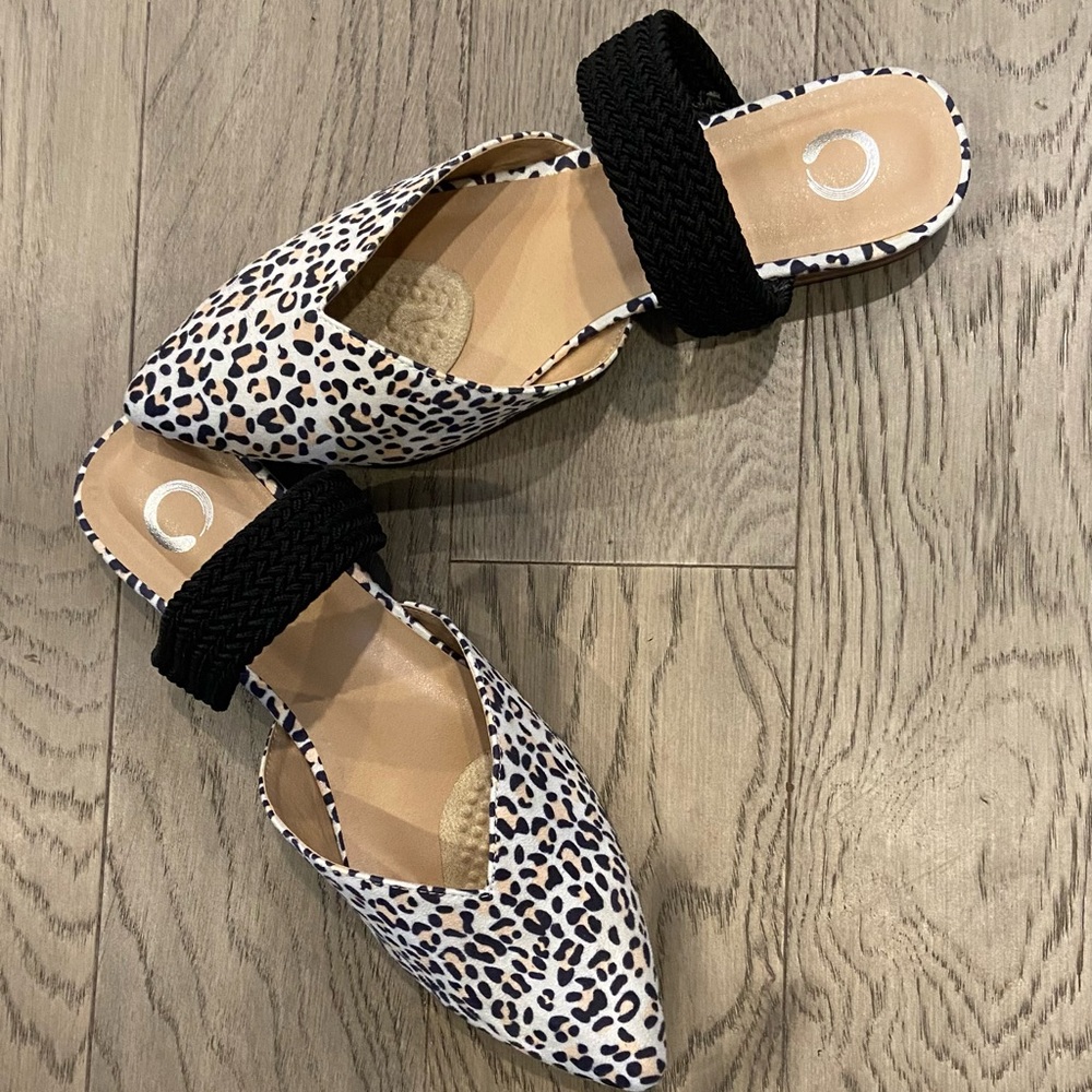 O Pointed Toe Flats - Picture 7 of 7